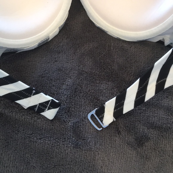 BRAND NEW VICTORIA’S SECRET SWIMSUIT TOP - Picture 3 of 6